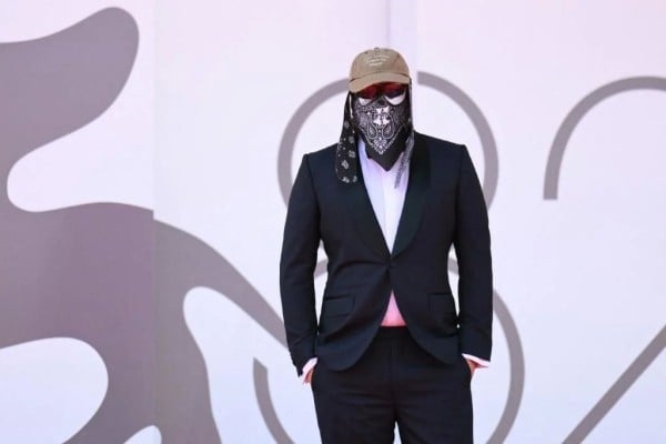 Debuta director de Bad Bunny en el cine con ‘Barrio Triste’