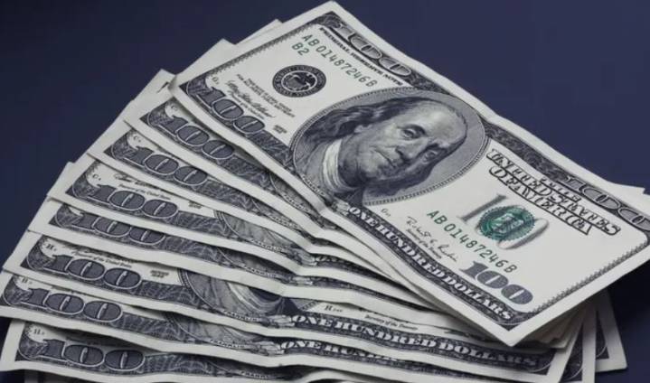 A cuánto cerraron el dólar blue y el oficial tras la paliza electoral a Milei