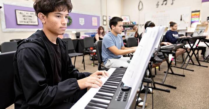 Local nonprofit donates keyboards to Shenandoah County Public Schools