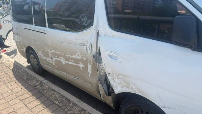 Choque entre camión repartidor y van turística deja tres lesionados en Mazatlán
