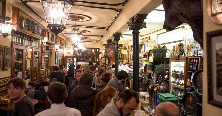 Los 8 bares de tapas “clásicos” de Granada que tienes que conocer para vivir el otoño de la ciudad