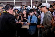 UdeG asegura escuchar a estudiantes; reciben pliegos petitorios y reiteran apertura al diálogo