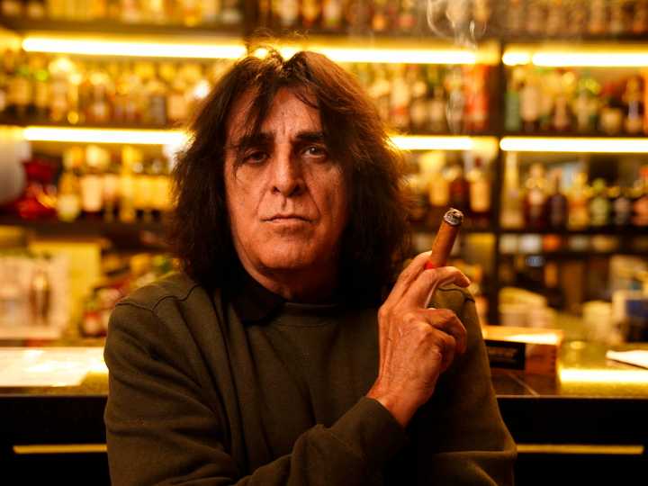 Las aventuras del pionero del post-punk inglés que vive en Argentina hace dos años y también es sacerdote y mago