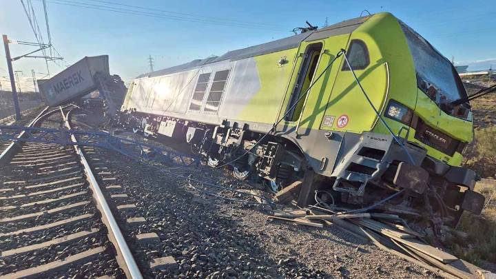 El descarrilamiento de un tren de mercancías a la altura de Puerto Venecia deja herido grave a su maquinista