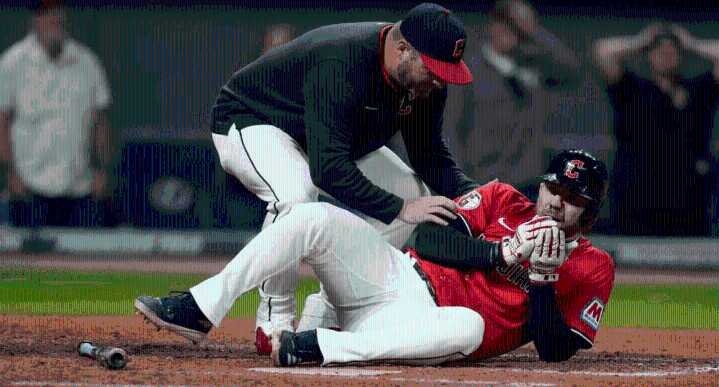 David Fry resulta con fracturas en rostro tras pelotazo