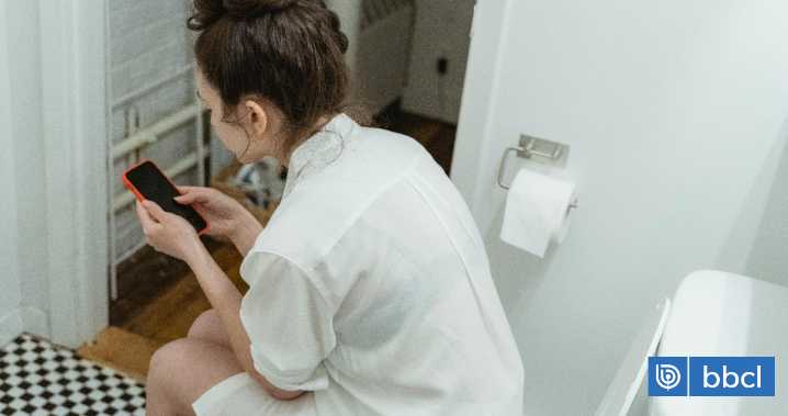 ¿Usas el teléfono en el baño? Estudio descubrió que hacerlo aumenta un 46% el riesgo de hemorroides