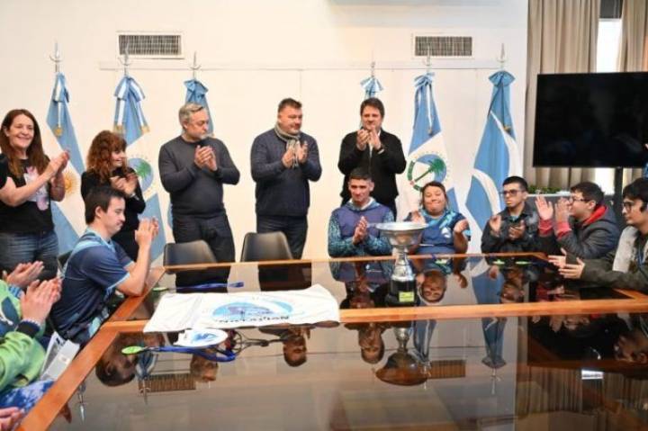 Gaido reconoció al equipo campeón de natación adaptada y anunció dos mini buses para su traslado
