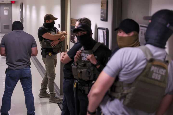 Despiden a agente que tiró al suelo a una inmigrante en edificio federal de Nueva York