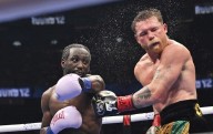 Sorprende Crawford a Canelo y le arrebata los títulos