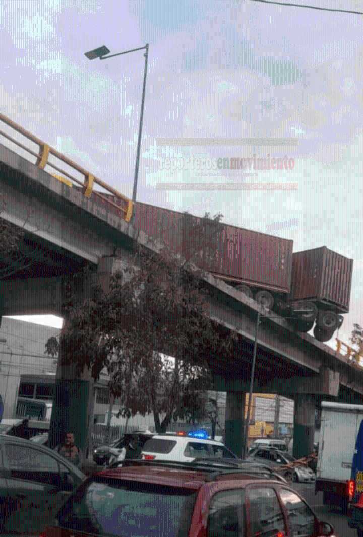 TRÁILER DE DOBLE REMOLQUE ESTUVO A PUNTO DE CAER DE UN PUENTE VEHICULAR EN NAUCALPAN