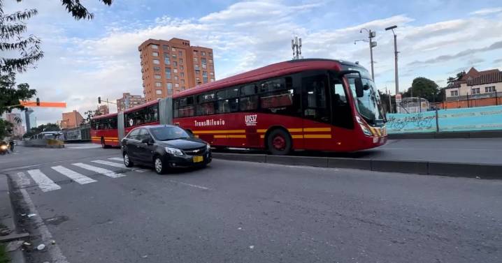 Maquinaria del Metro cayó encima de un bus de TransMIlenio, cuatro personas resultaron heridas