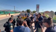 Choque frontal entre Vox y Podemos ante un centro de menores blindado por la Guardia Civil