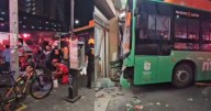12 heridos deja choque de camión urbano contra una farmacia en Monterrey