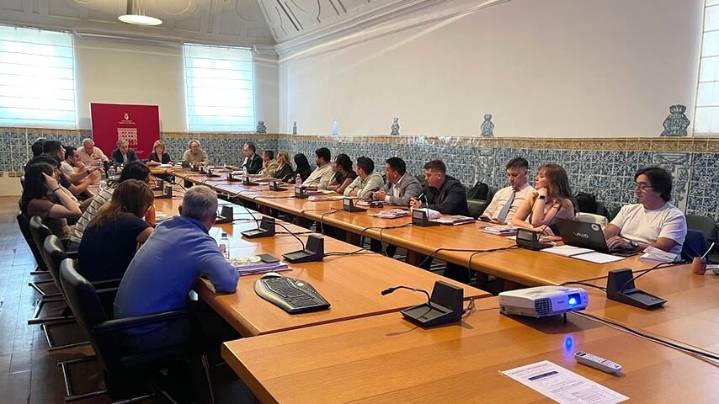 Expertos analizan la capacidad de la democracia ante la concentración de poder