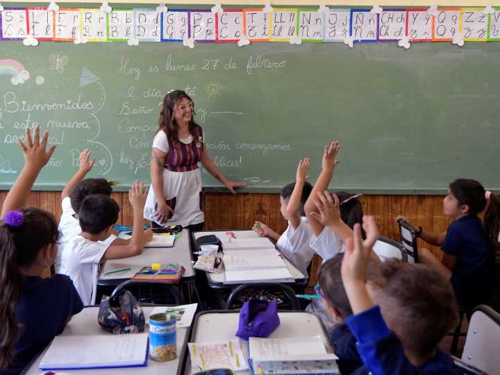 Prohíben por ley que los alumnos usen teléfonos celulares en las escuelas primarias bonaerenses