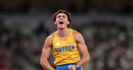 Duplantis consigue su tercer título mundial en el salto con garrocha con una histórica marca