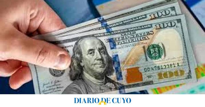 El dólar bajó otros $45 y cerró a $1.385