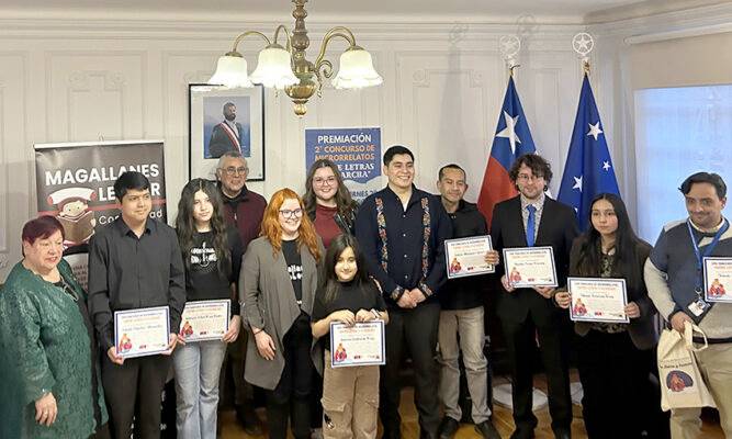 Premian a ganadores de concurso “Entre Letras y Escarcha”