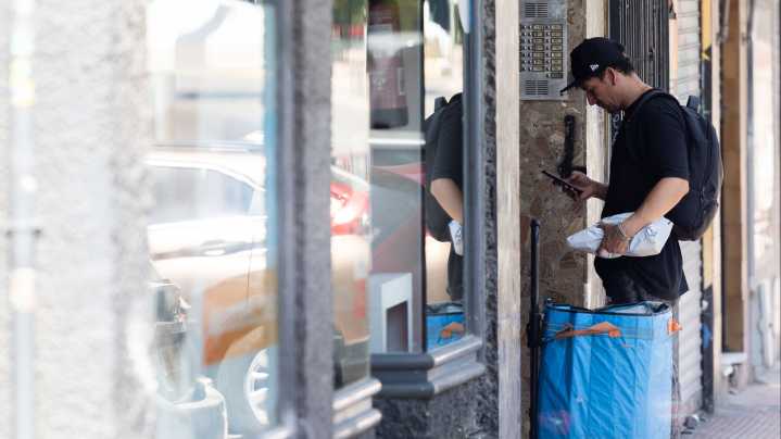 El alza del SMI, que ya es el salario más frecuente, lastró la creación de empleo pero benefició al PIB