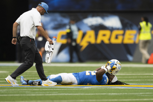 Najee Harris de Chargers se lesiona el tendón de Aquiles en jugada sin contacto contra Broncos