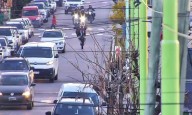 Detienen a un motociclista que hacía willy en la plaza de Villa Mitre