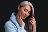 Cómo lavar el cabello con canas