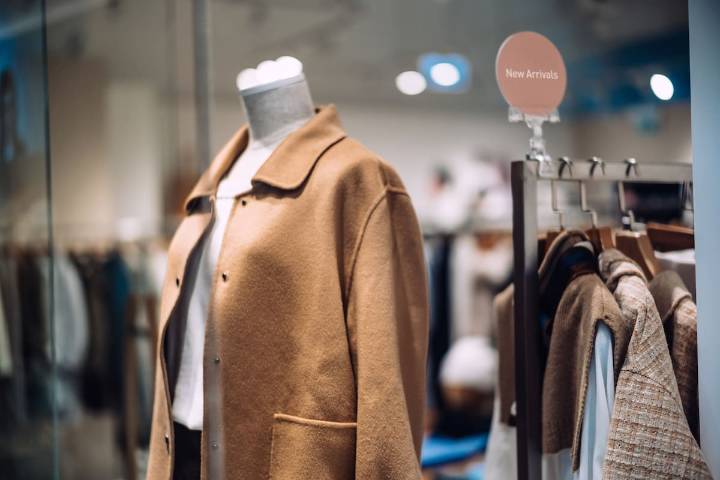 Cierran tienda de ropa de lujo en Santiago: prendas de su catálogo están con hasta 50% de descuento