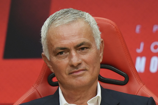 Mourinho disfruta su regreso a Portugal y Benfica gana en su primer partido