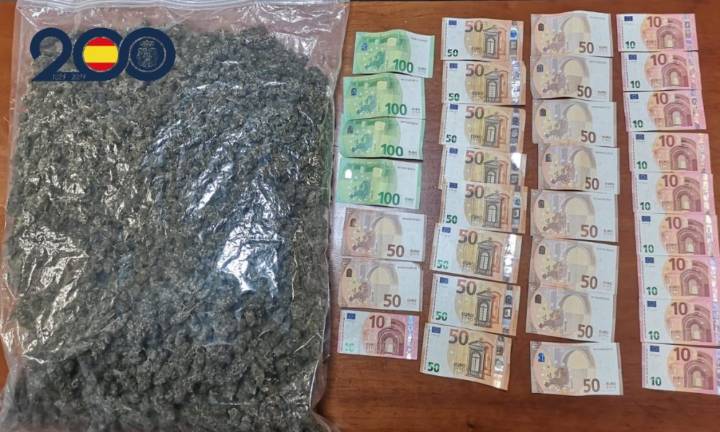 Detienen a un hombre en Murcia portando una bolsa con más de un kilo de cogollos de marihuana