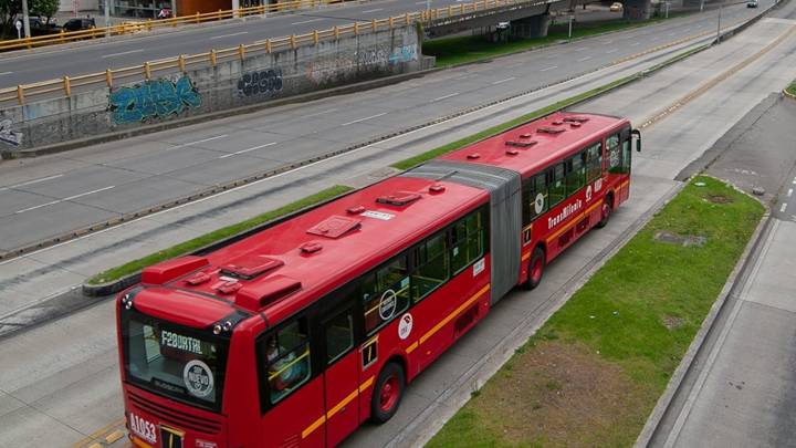 Cuánto vale el comparendo por circular por la calzada exclusiva de Transmilenio, ¿le pueden inmovilizar el carro?