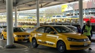 Taxistas del AICM exigen retiro de 70 unidades piratas de la empresa Casadey