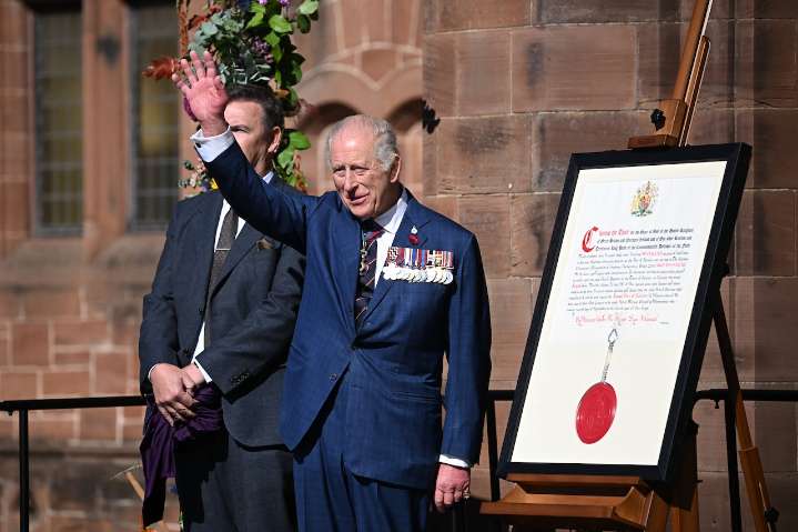 Activist, actor’s ex destroys prestigious British honor after Trump’s UK visit
