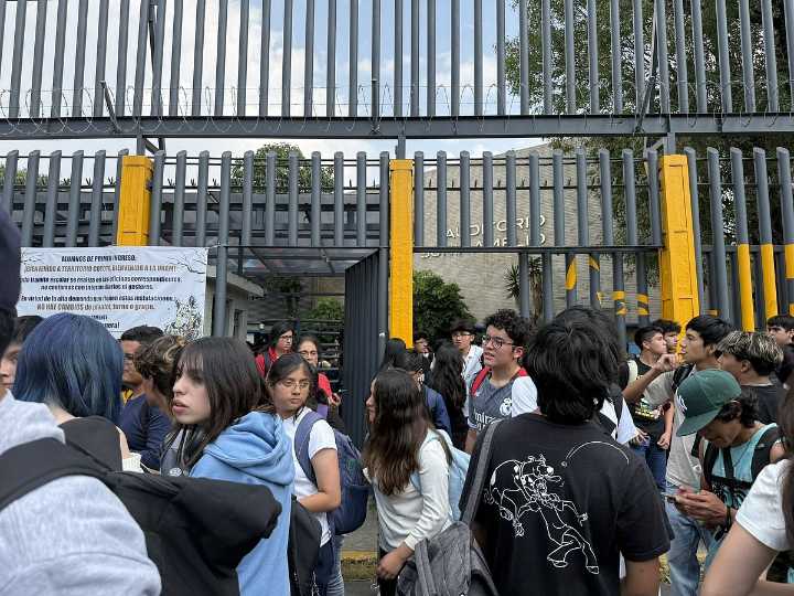 Desalojan Prepa 6 de la UNAM en CDMX por amenaza de bomba, reportan