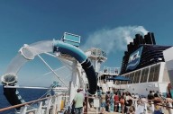 ¡Escalofriante aventura! Turista en crucero vive el horror al quedar atrapada en un tobogán de agua en medio del océano