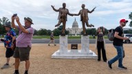 Una escultura satírica de Trump y Epstein aparece en el centro de Washington
