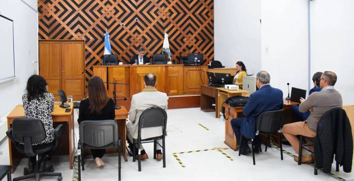 Condenan al exfiscal Fernando Salas por violencia de género