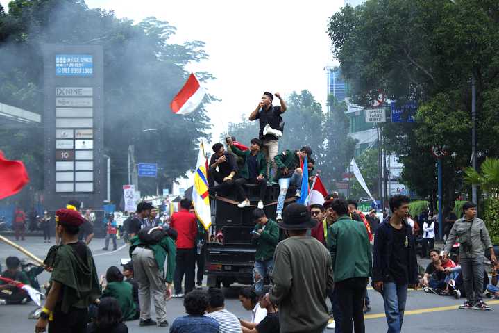 Rights group urges Indonesia to investigate protest deaths