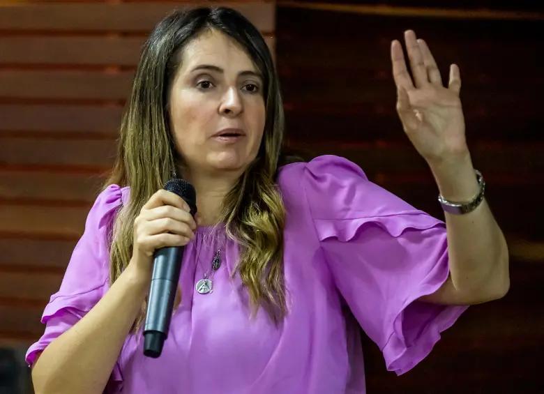 Senadora colombiana cuestiona postura de Petro frente a Maduro y el despliegue militar de EEUU