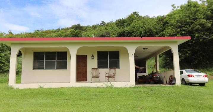 "Con Bad Bunny no te metas”: Fanáticos gritan frente a la "Casita" en Humacao