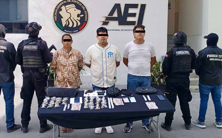 Detienen a 2 hombres y a mujer con arma y drogas en la colonia Industrial en Monterrey
