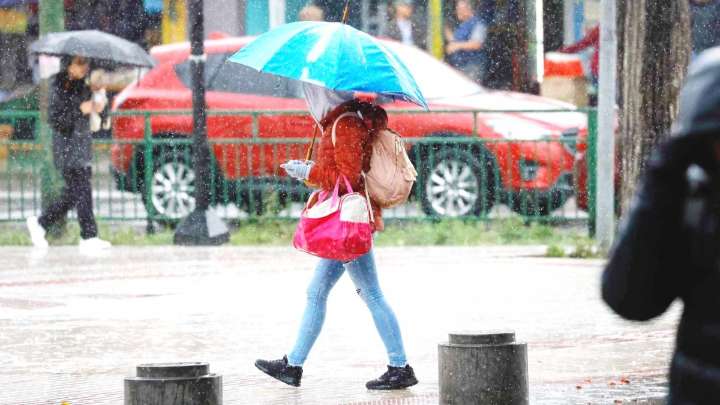 Lluvia en Santiago este viernes: Revisa cuánta agua caerá y hasta qué hora se mantendrán las precipitaciones