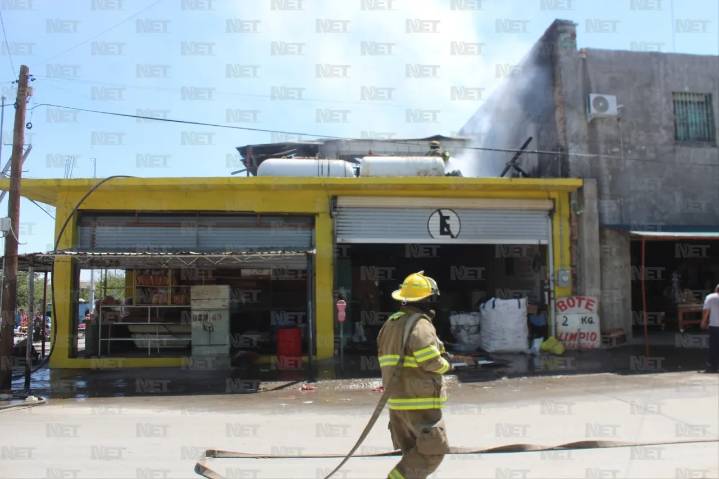 Sofocan bomberos incendio en negocio de la Zona Centro