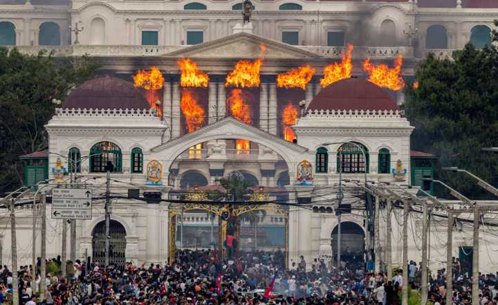 Nepal en crisis: queman el Parlamento, el primer ministro renunció y su esposa murió quemada tras las protestas