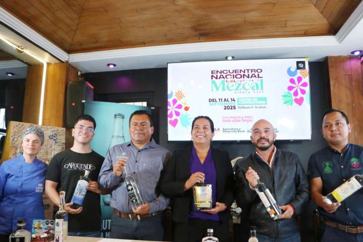 Puebla proyecta incrementar la producción de 600 mil a un millón de litros de mezcal certificado para 2026: SDR