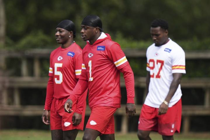 Patrick Mahomes welcomes back Xavier Worthy and Jalen Royals to Chiefs practice on his 30th birthday