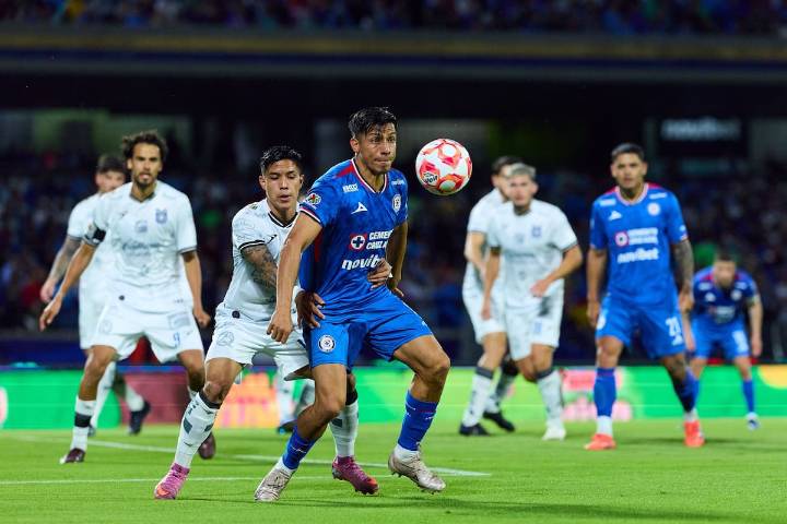 Cruz Azul pierde el paso perfecto y rescata un empate ante Querétaro