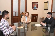 La intendente Fuentes recibió en el salón de acuerdos al joven historiador Peralta Puy