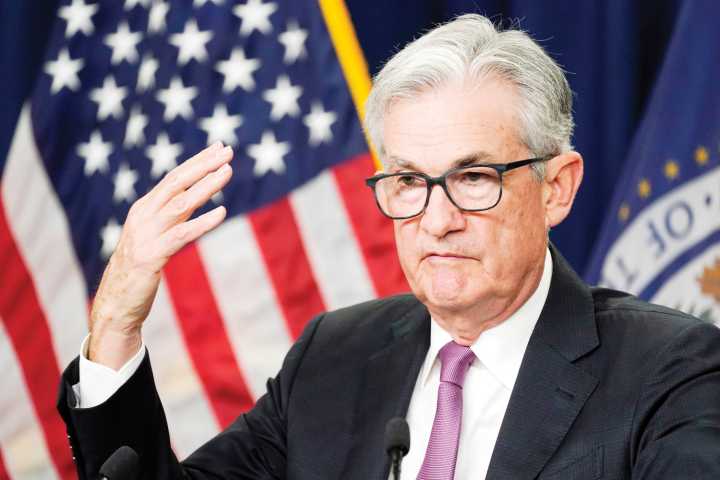 Powell advierte sobre riesgos de inflación si la Fed recorta tasas «demasiado agresivamente»