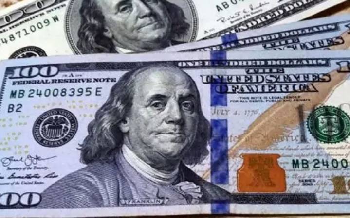 El dólar bajó $70 y quedó por debajo de los $1.500 este lunes