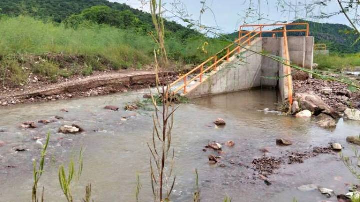 Lluvias causan daños en canal de la Presa Santa María en Escuinapa